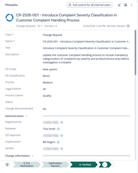 Ett annat exempel: metadatakortet för ändringsförfrågan CR-2026-001, Introduce Complaint Severity Classification in Customer Complaint Handling Process, med omfattning, klassificering, prioritet, processägare, granskare och genomförare, och arbetsflödesfältet på 6. Verified.